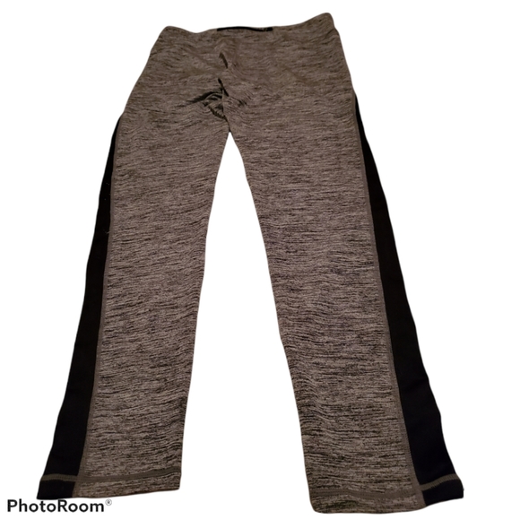 Sports bra and leggings. - Picture 2 of 3